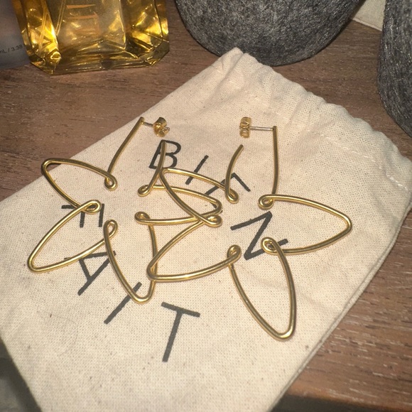 NWOT Madewell Gold Wire Flower Floral Loop Statement Dangly Earrings - Picture 2 of 3